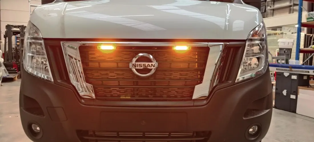 Nissan bestelwagen met ingebouwde oranje flitslichten in de grille